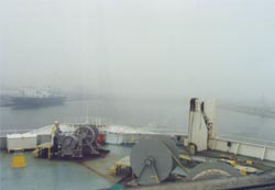 濃霧の中、釧路港を出港